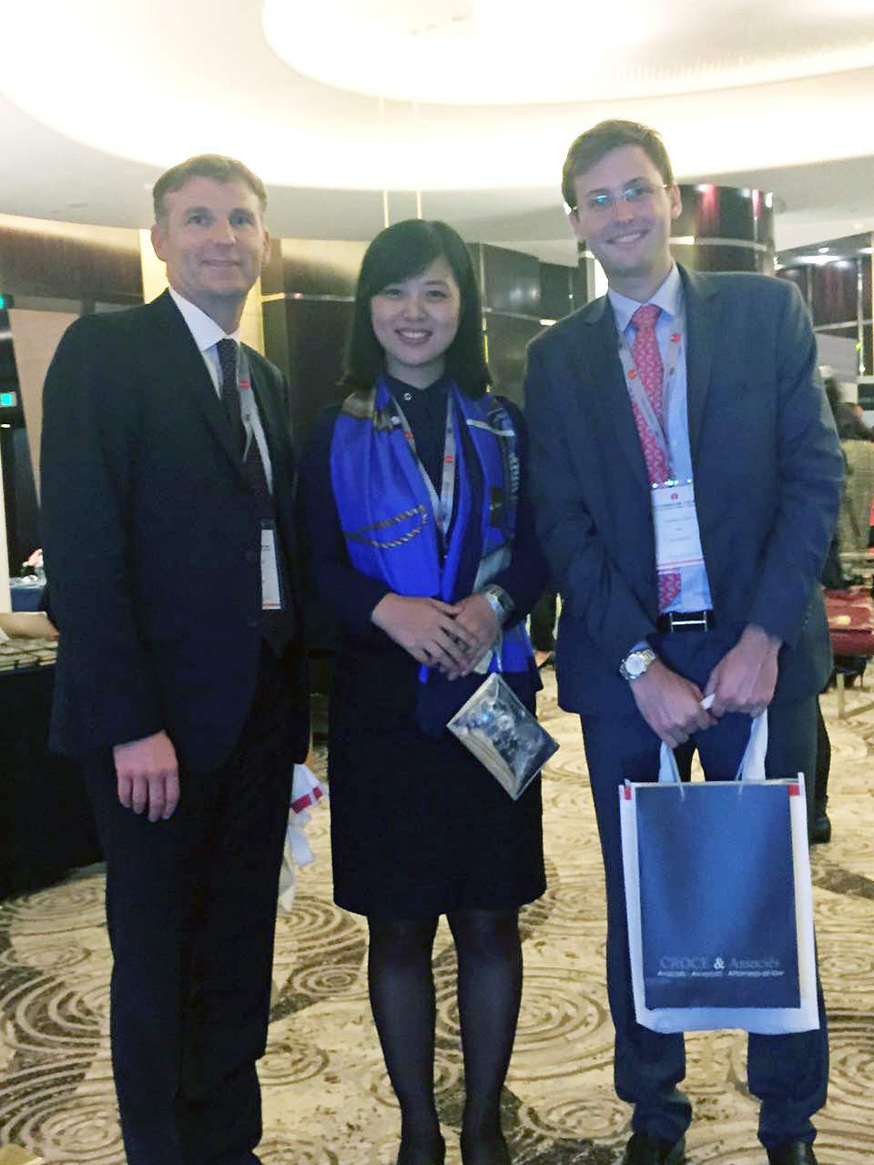 骏丰联锐国际总经理史月女士与参会嘉宾亲切合影