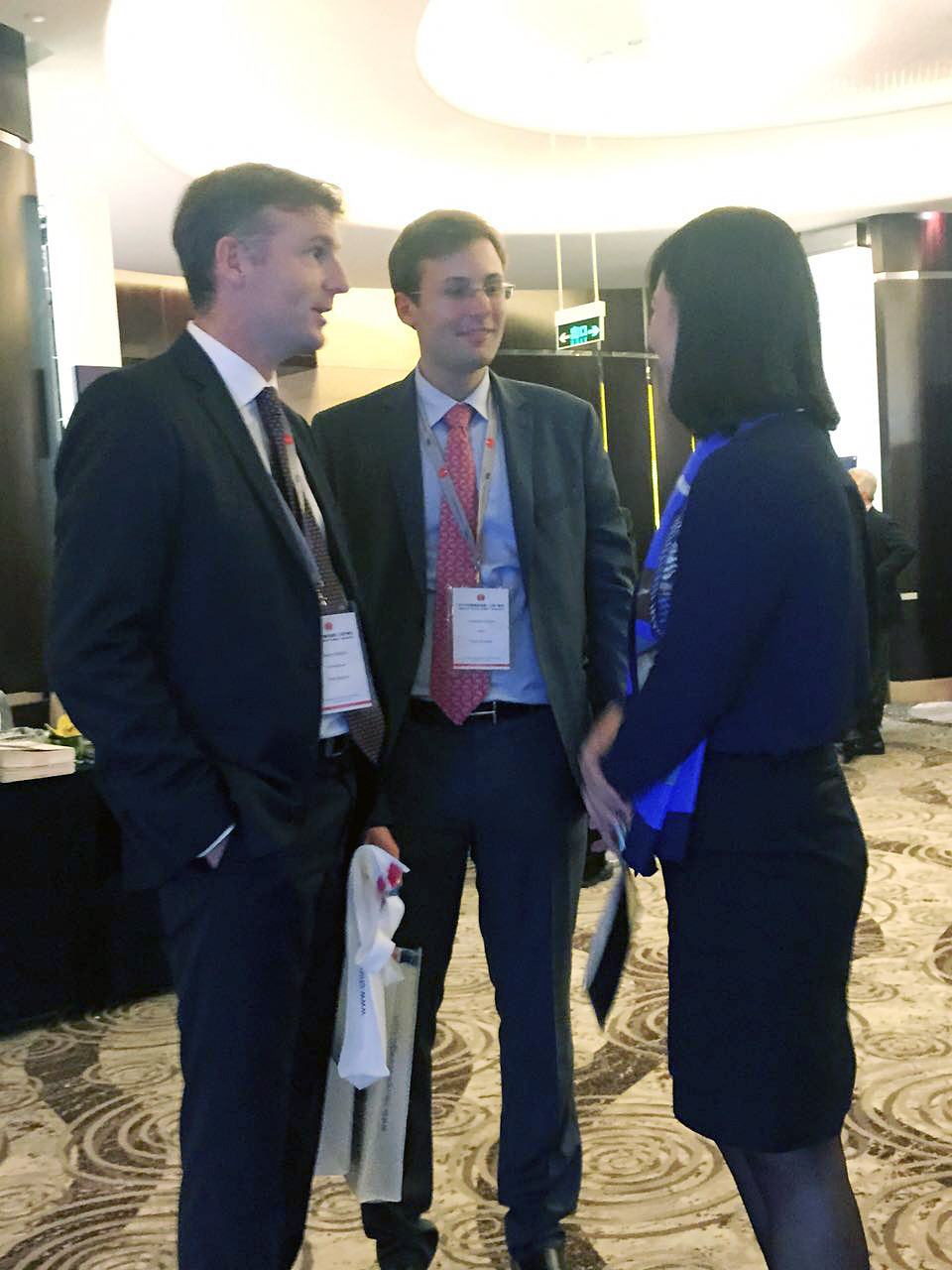 骏丰联锐国际总经理史月女士与参会嘉宾亲切交谈