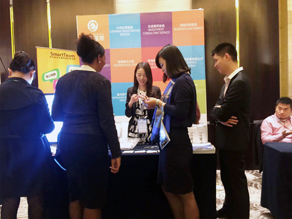 骏丰联锐国际总经理史月女士(左四)与参会嘉宾亲切合影