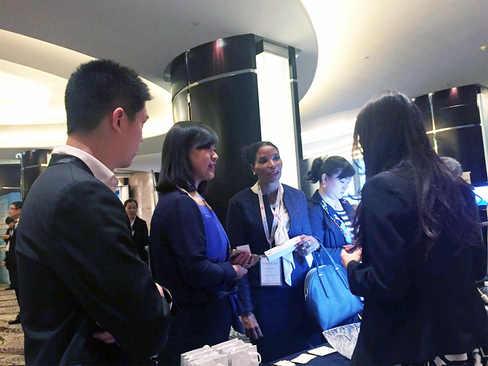 骏丰联锐国际总经理史月女士与参会嘉宾亲切交谈