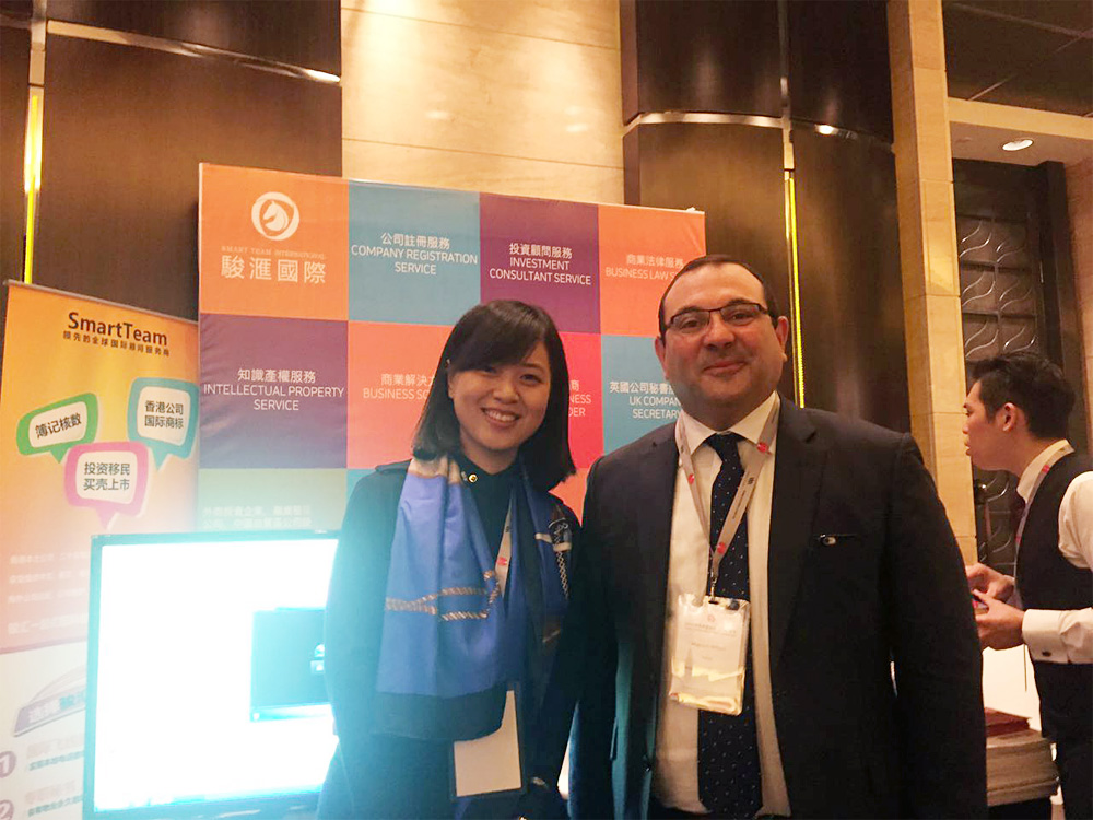 骏丰联锐国际总经理史月女士与参会嘉宾亲切合影