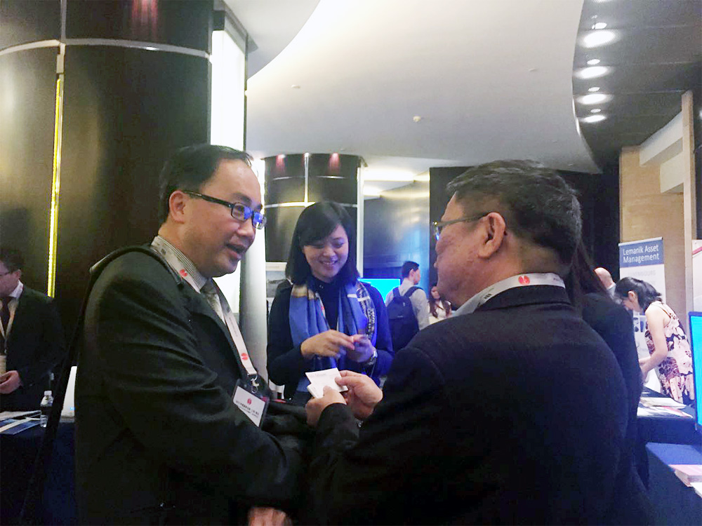 骏丰联锐国际总经理史月女士与参会嘉宾亲切交谈