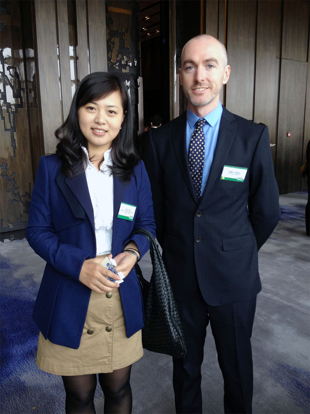 骏丰联锐国际总经理史月女士与参会嘉宾亲切合影