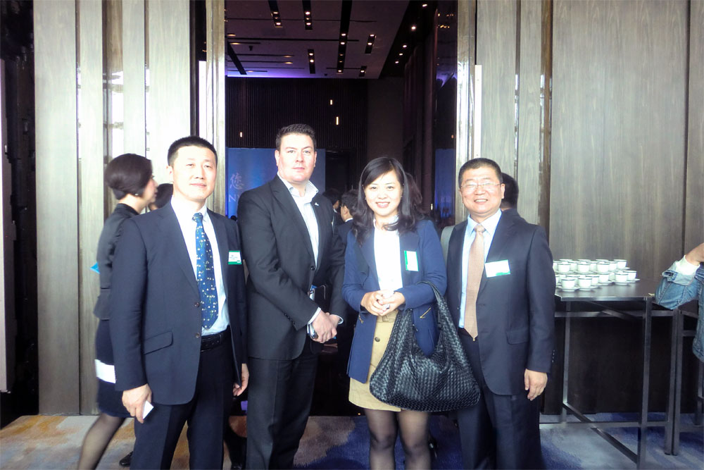 骏丰联锐国际总经理史月女士(右二)与沉阳市政府及外籍友人