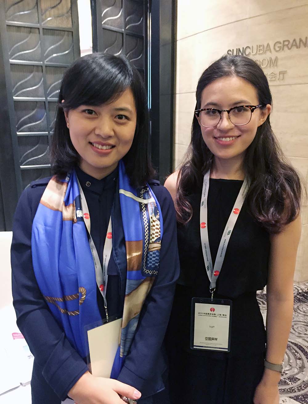 骏丰联锐国际总经理史月女士(左一)与参会嘉宾亲切合影