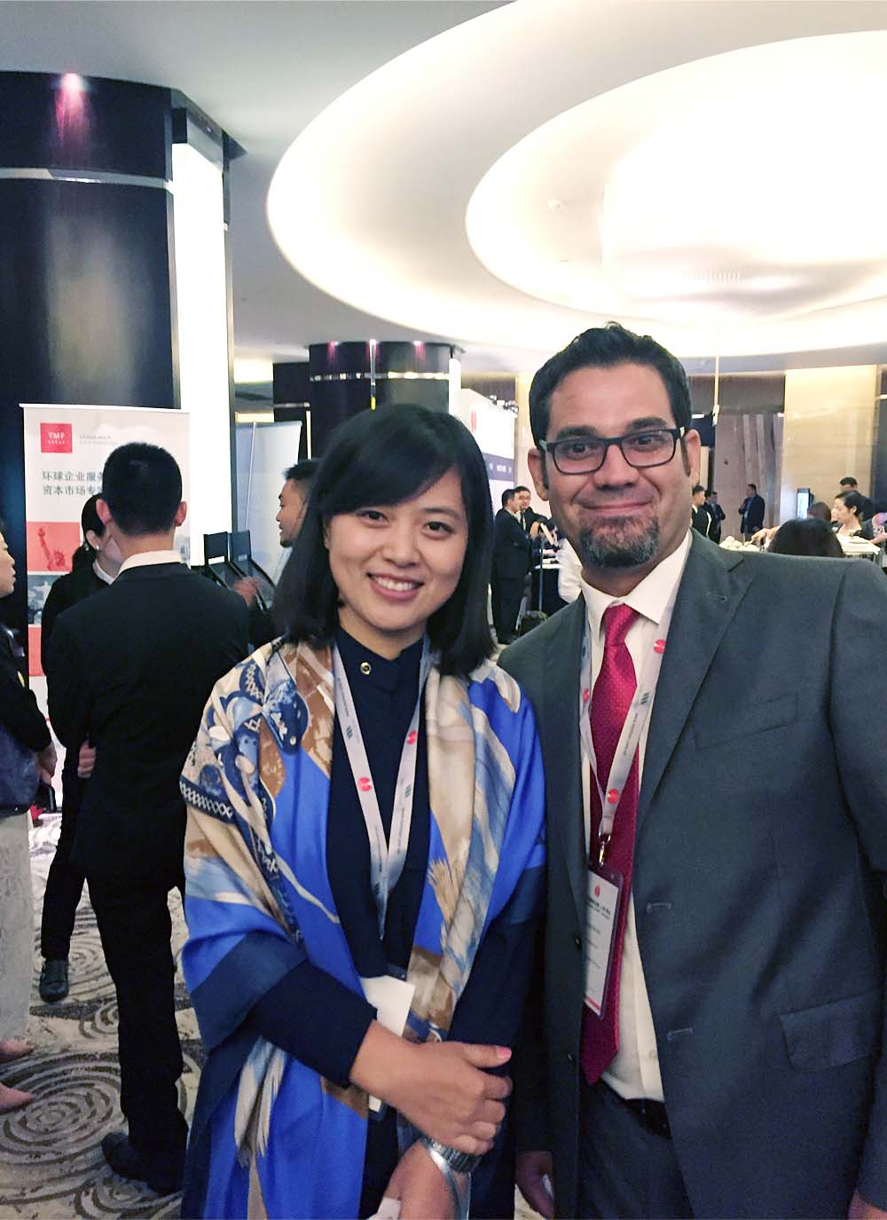 骏丰联锐国际总经理史月女士(左一)与参会嘉宾亲切合影