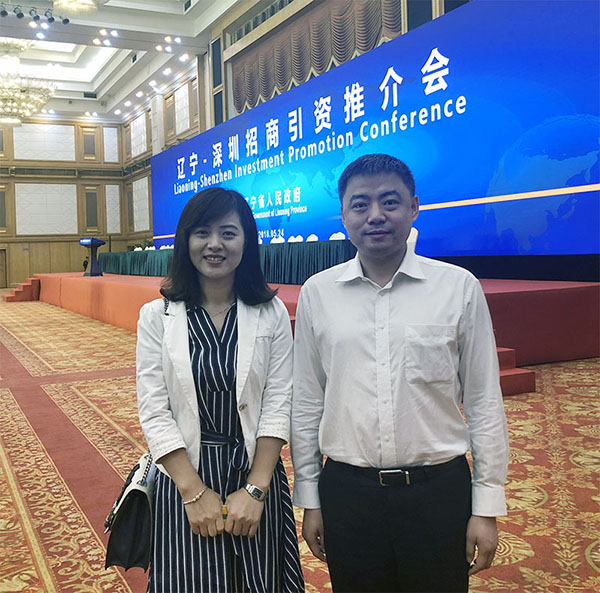 骏丰联锐国际总经理史月女士在辽宁深圳投资会上与辽宁省抚顺市朱祥霖市长先生交流经验