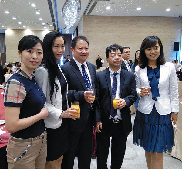 骏丰联锐总经理史月与徐州市徐东海市长及粤创集团吴印锋董事长等一行合影留念