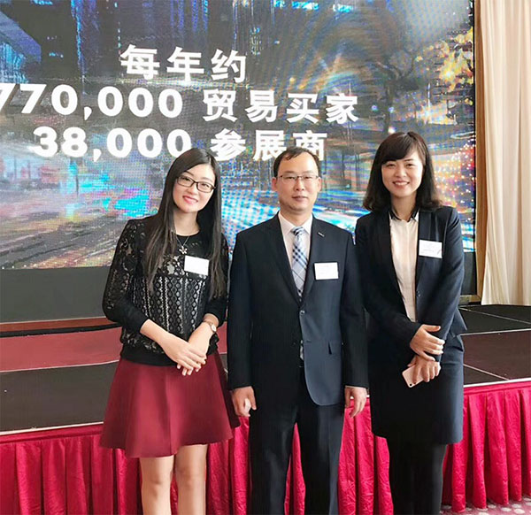 史月及王欣茹女士與香港貿發局曾代表合影