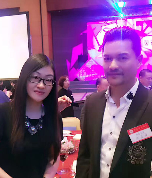 王欣茹女士與著名影星呂良偉合影