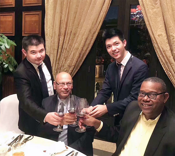 上海总经理万龙及副总陈凯敏与圣基茨移民局长共进晚宴