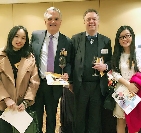 深圳骏丰联锐总经理王欣茹女士在GS1晚宴与国际友人合影