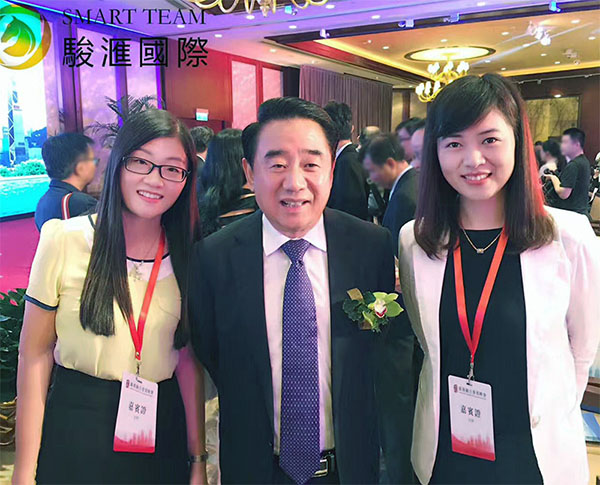 史月及王欣茹女士與江蘇省副省長合影