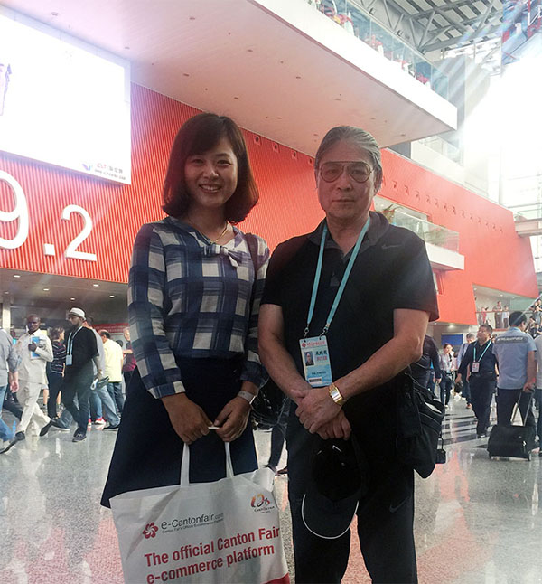 在广交会上与全国政协委员，香港立法会议员霍震霆先生合影