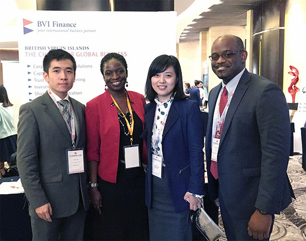 与BVI金融局合影