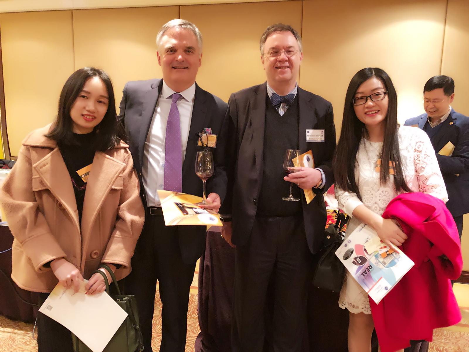 深圳骏丰联锐总经理王欣茹女士在GS1晚宴与国际友人合影.jpg 深圳骏丰联锐总经理王欣茹女士在GS1晚宴与国际友人合影.jpg