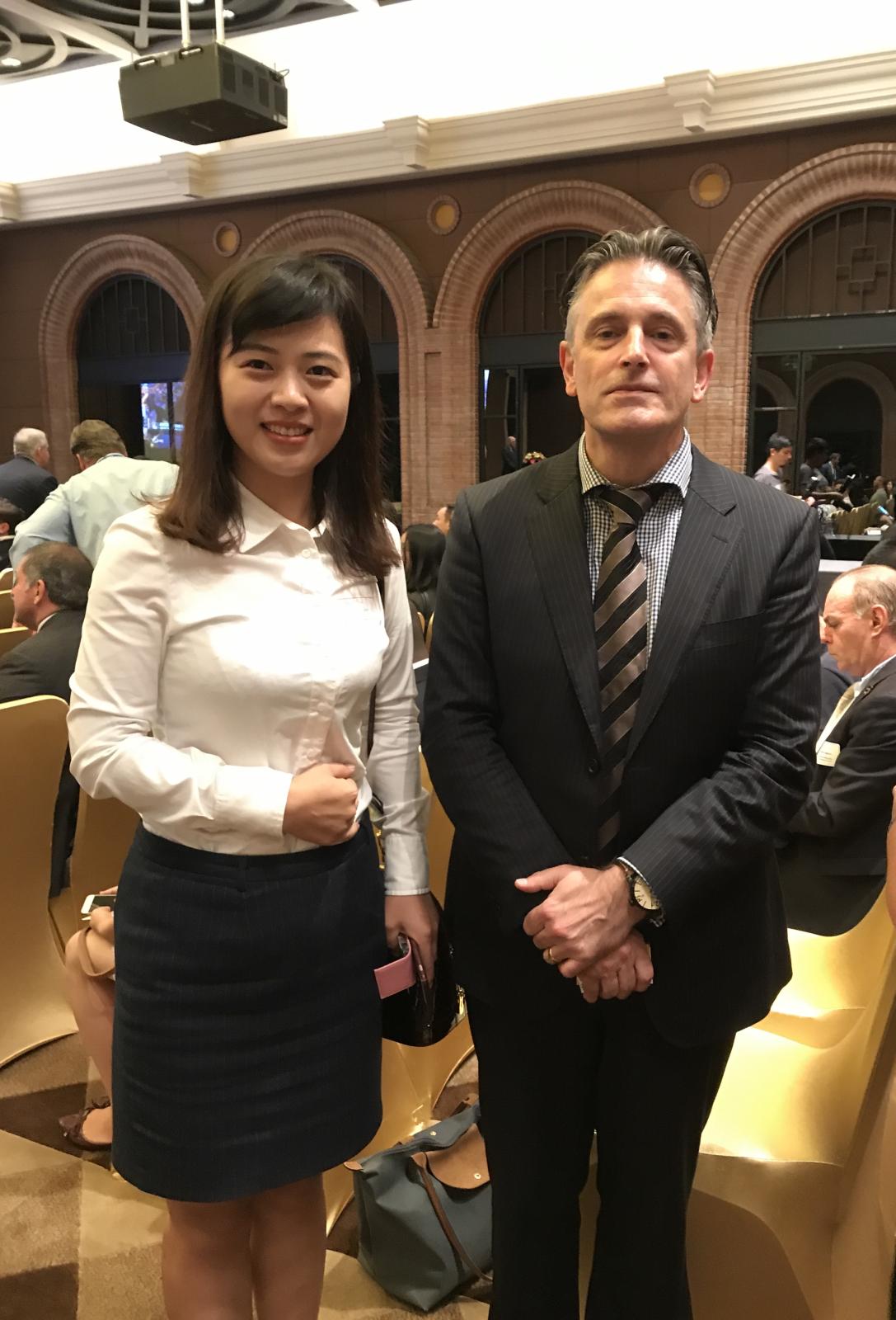 骏丰联锐国际参加2017澳大利亚布里斯班投资会议与澳大利亚律师合影.JPG