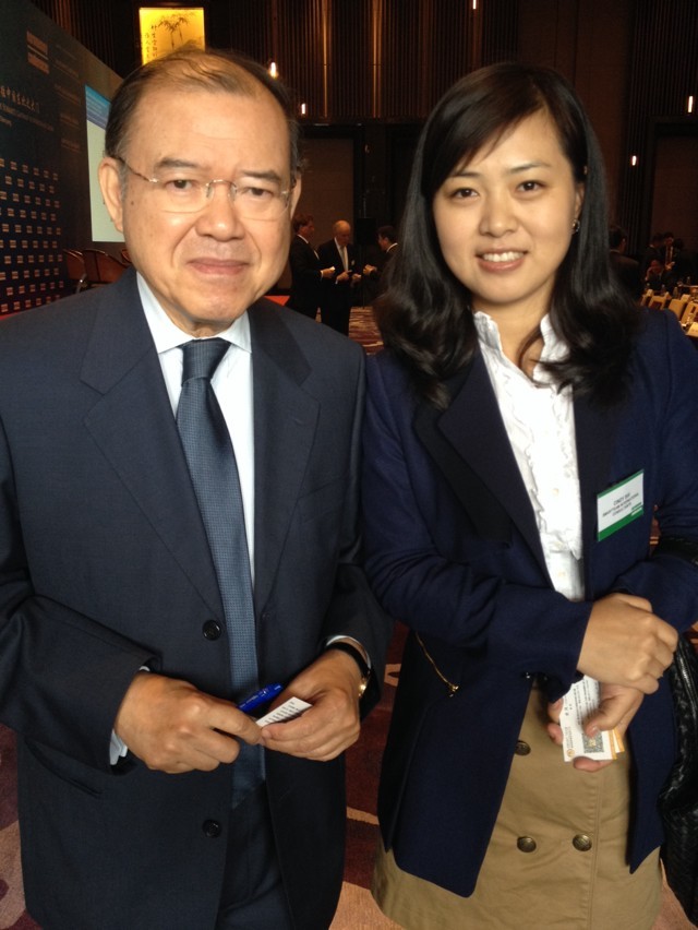 2014代表骏丰联锐参加Euromoney Conference与泰国前总理素帕差先生合影.jpg